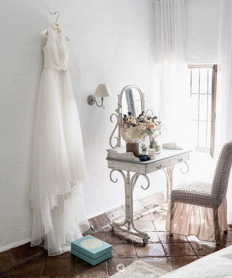 Pareja de novios riendo, conexión real